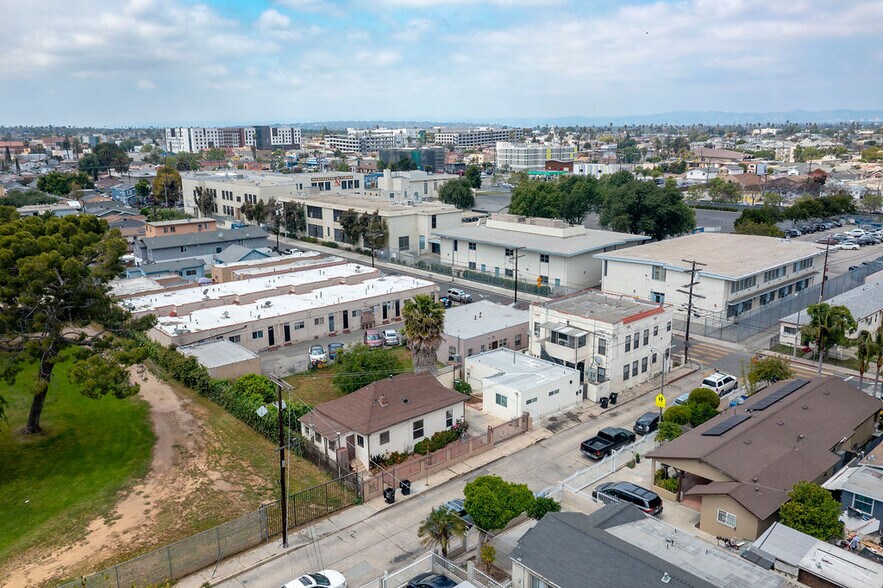 8715 Regina Ct, Los Angeles, CA à vendre - Photo du bâtiment - Image 3 de 11