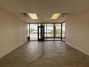 614 S Edmonds Ln, Lewisville, TX à louer Photo intérieure- Image 2 de 10