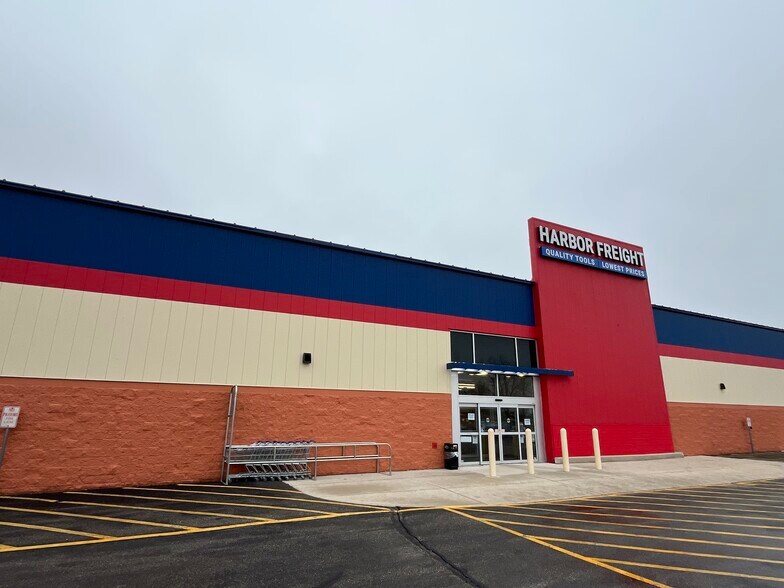 335 N Pioneer Rd, Fond Du Lac, WI for sale - Building Photo - Image 1 of 18