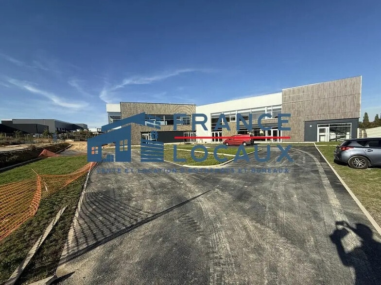 2 Avenue Du Noyer À La Malice, Louvres for sale - Building Photo - Image 3 of 12