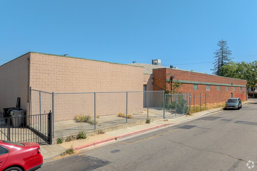 3258 Stockton Blvd, Sacramento, CA à louer - Photo du bâtiment - Image 3 de 11