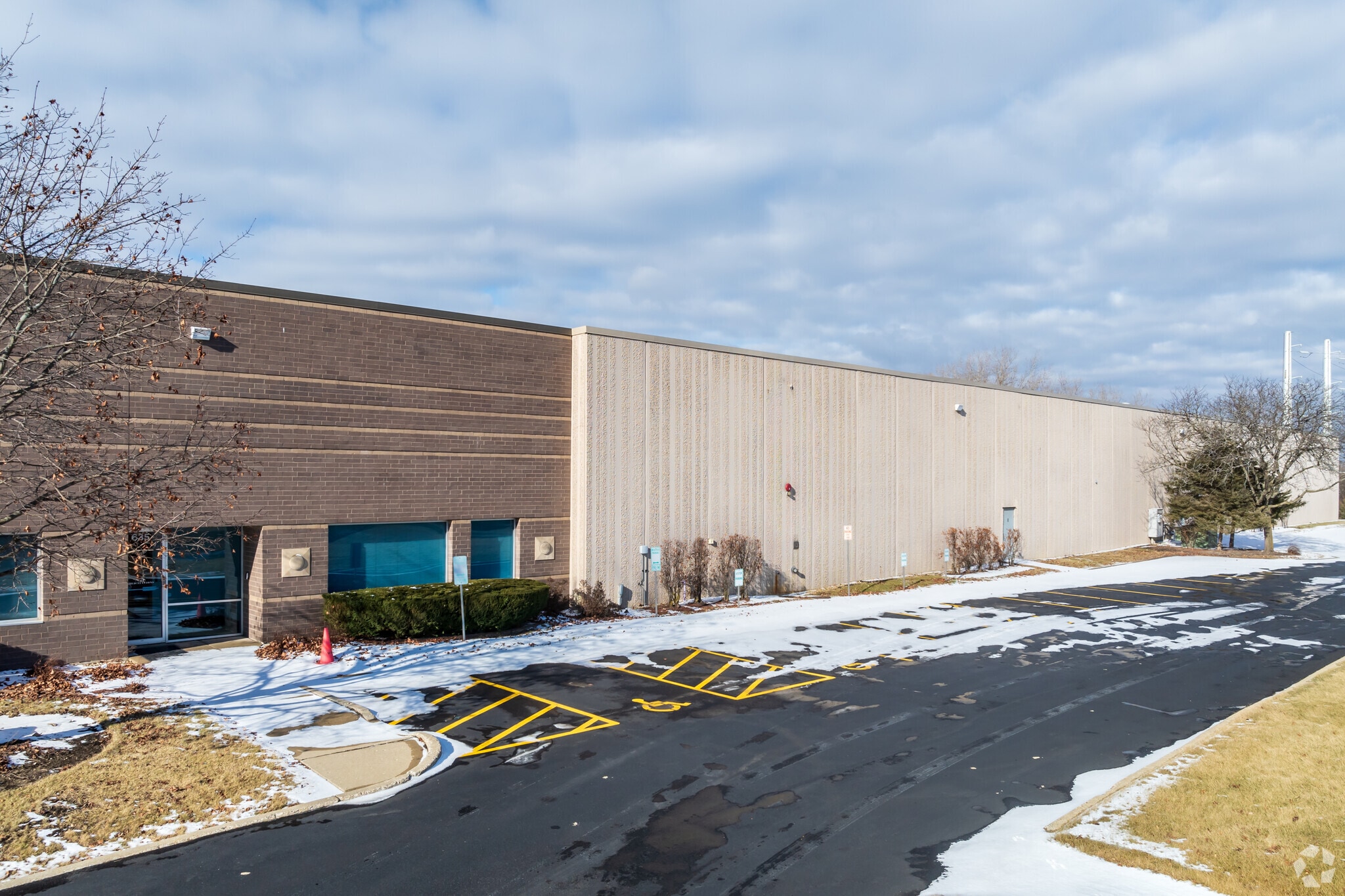 635 Oakwood Dr, Lake Zurich, IL for lease Building Photo- Image 1 of 7
