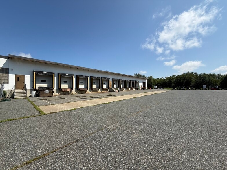 221 Cherry St, Shrewsbury, MA for lease - Building Photo - Image 3 of 8