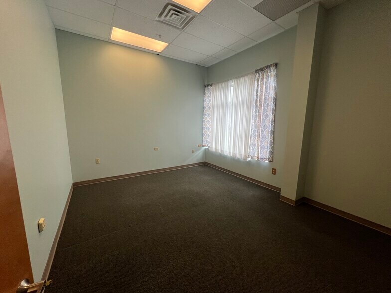 1100 S Main St, Greensburg, PA à louer - Photo du bâtiment - Image 2 de 5