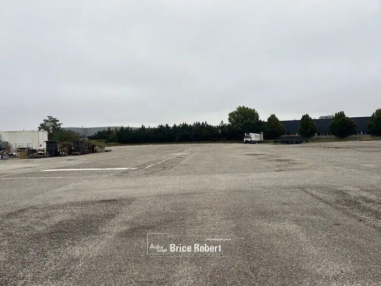 Office in Saint-Priest for lease - Building Photo - Image 2 of 5