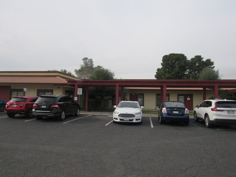 705 E Virginia Way, Barstow, CA à louer - Photo du bâtiment - Image 2 de 13