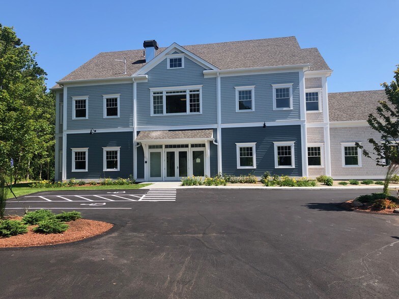 1575 Iyannough Rd, Hyannis, MA à louer - Photo du bâtiment - Image 3 de 16