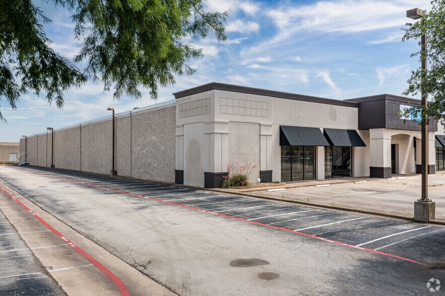 4505 LBJ Fwy, Farmers Branch, TX à vendre - Photo du bâtiment - Image 2 de 26
