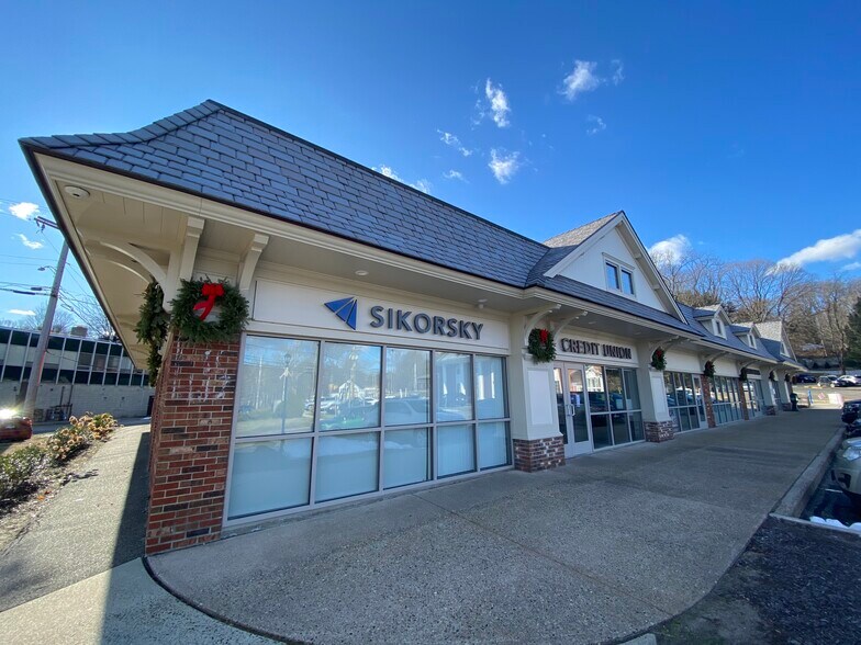 945 White Plains Rd, Trumbull, CT à louer - Photo du bâtiment - Image 3 de 6