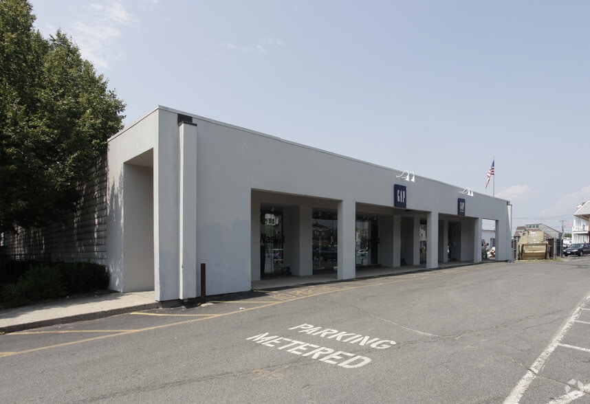 100 Arden Pl, Port Jefferson, NY à louer - Photo du bâtiment - Image 3 de 7