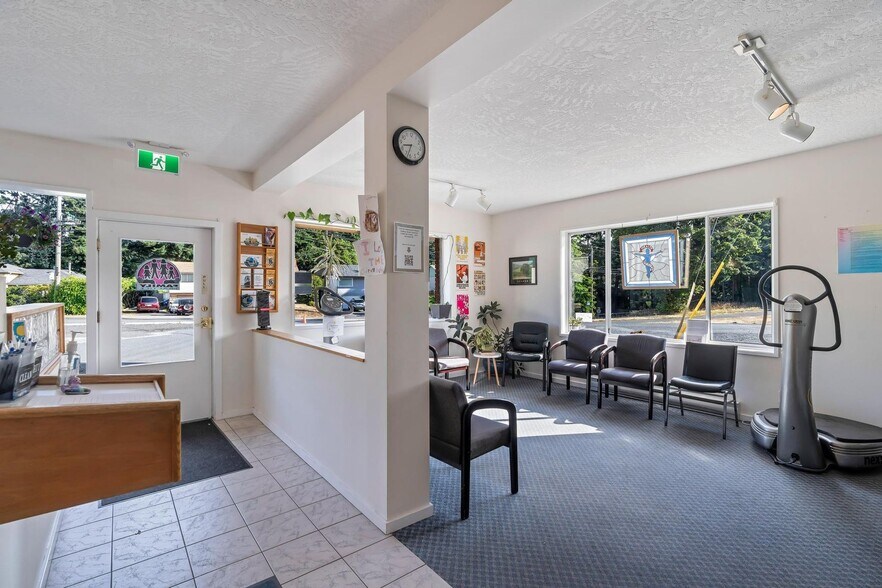 385 Lagoon Rd, Colwood, BC for sale - Interior Photo - Image 3 of 9