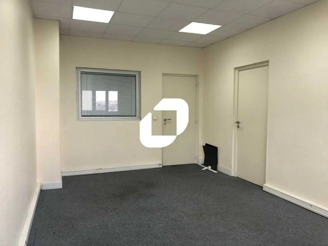 Office in Le Plessis-Bouchard for lease Interior Photo- Image 1 of 11