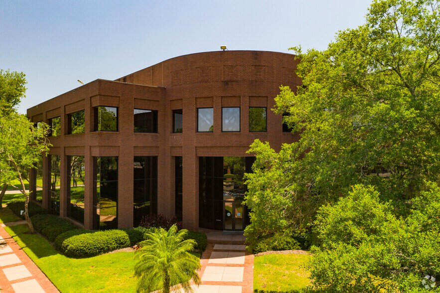 3922 Coconut Palm Dr, Tampa, FL à vendre - Photo du bâtiment - Image 3 de 7