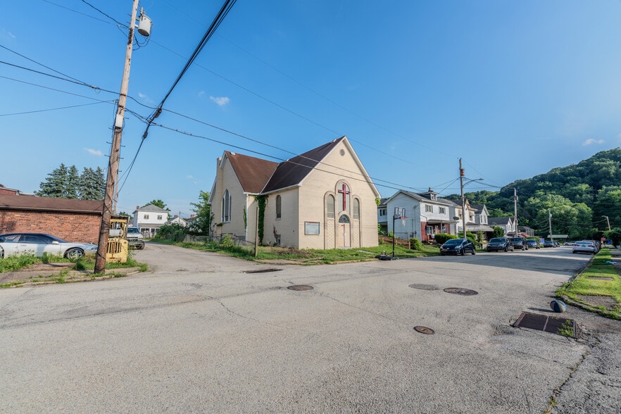 112 S 13th St, Jeannette, PA for sale - Building Photo - Image 2 of 32