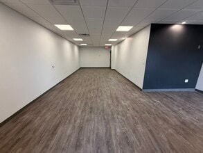 77 W Main St, Hopkinton, MA à louer Photo intérieure- Image 2 de 7