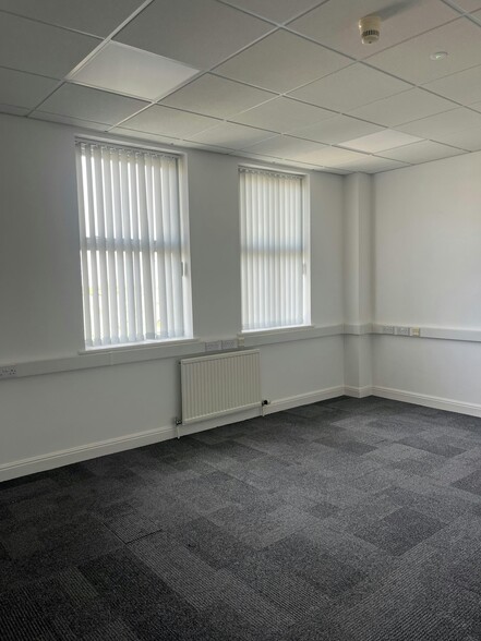 Hornbeam Sq N, Harrogate for lease - Building Photo - Image 3 of 10