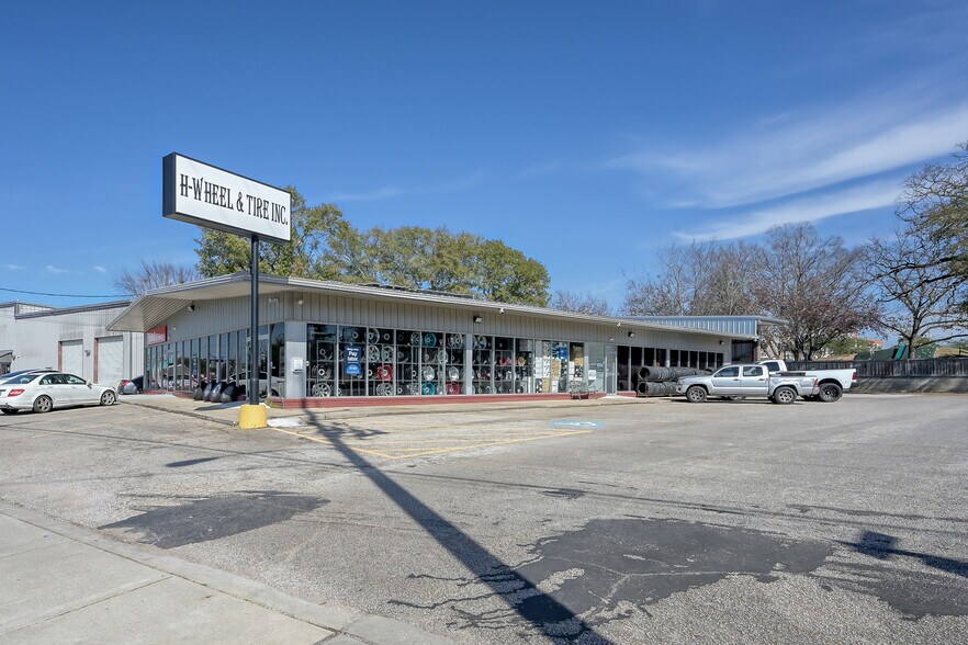 202 N Frazier St, Conroe, TX à vendre - Photo du bâtiment - Image 2 de 27