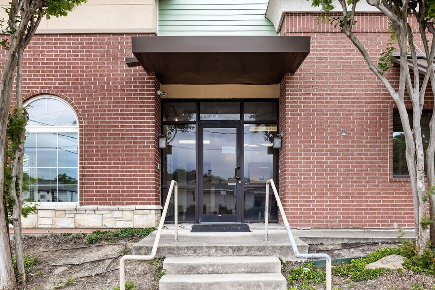 1515 E Belt Line Rd, Carrollton, TX à vendre - Photo du bâtiment - Image 2 de 86