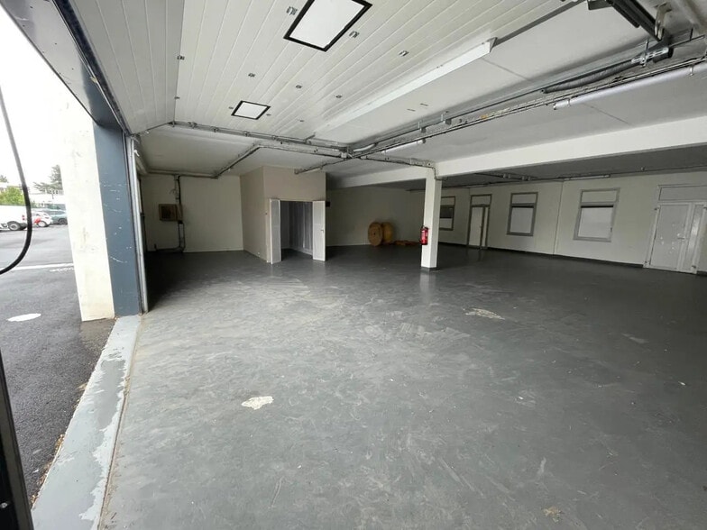 Flex in Herblay-sur-Seine for lease - Interior Photo - Image 2 of 10