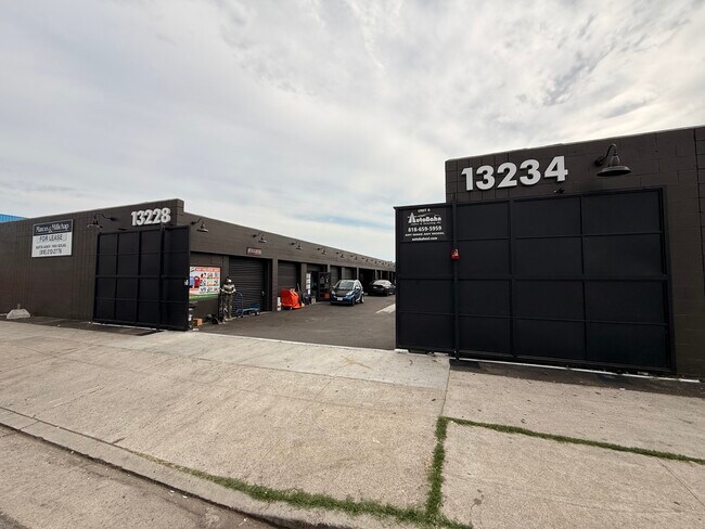 Plus de détails pour 13228-13234 Sherman Way, North Hollywood, CA - Industriel à louer