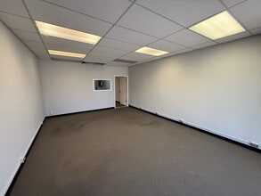 11109-11129 N Oak Tfwy, Kansas City, MO à louer Photo du bâtiment- Image 2 de 9