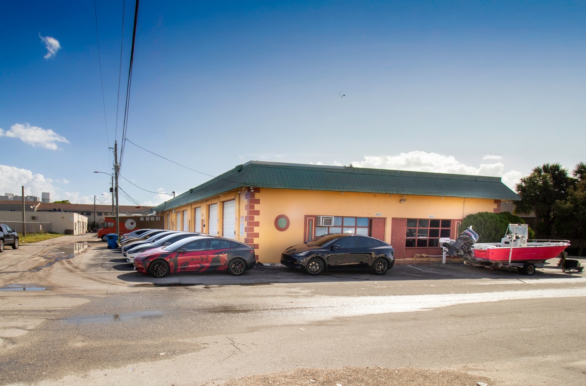 901-919 NE 30th Ct, Oakland Park, Oakland Park, FL for lease Primary Photo- Image 1 of 15