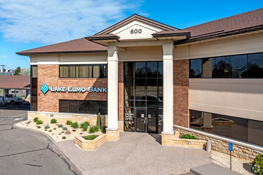 600 N Inwood Ave N, Oakdale, MN à louer - Photo du bâtiment - Image 3 de 5