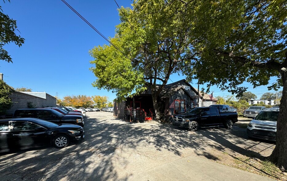 2413 Community Dr, Dallas, TX à louer - Photo du bâtiment - Image 3 de 8