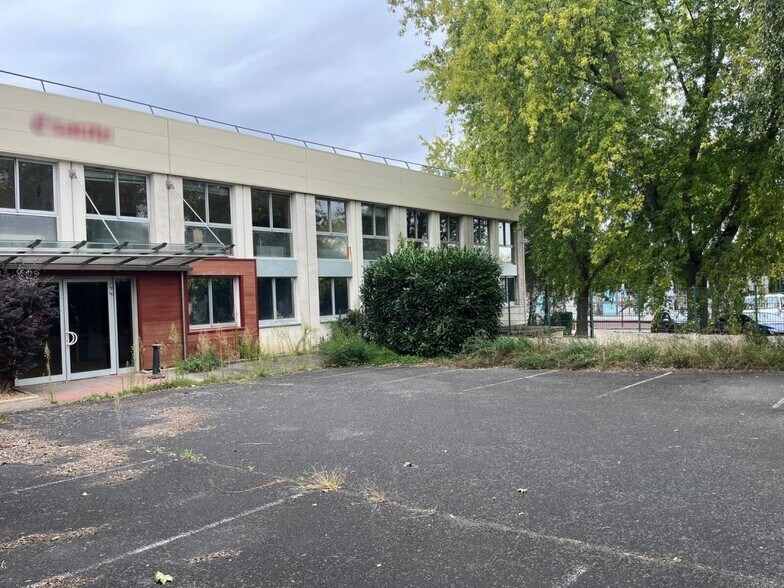 Office in Saint-Germain-en-Laye for lease - Building Photo - Image 1 of 12