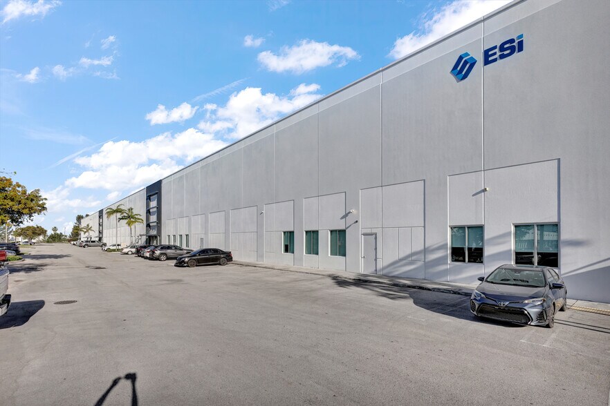 6735 NW 36th St, Miami, FL à louer - Photo du bâtiment - Image 2 de 4