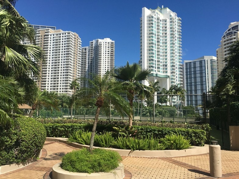 520 Brickell Key Dr, Miami, FL for lease - Building Photo - Image 2 of 7