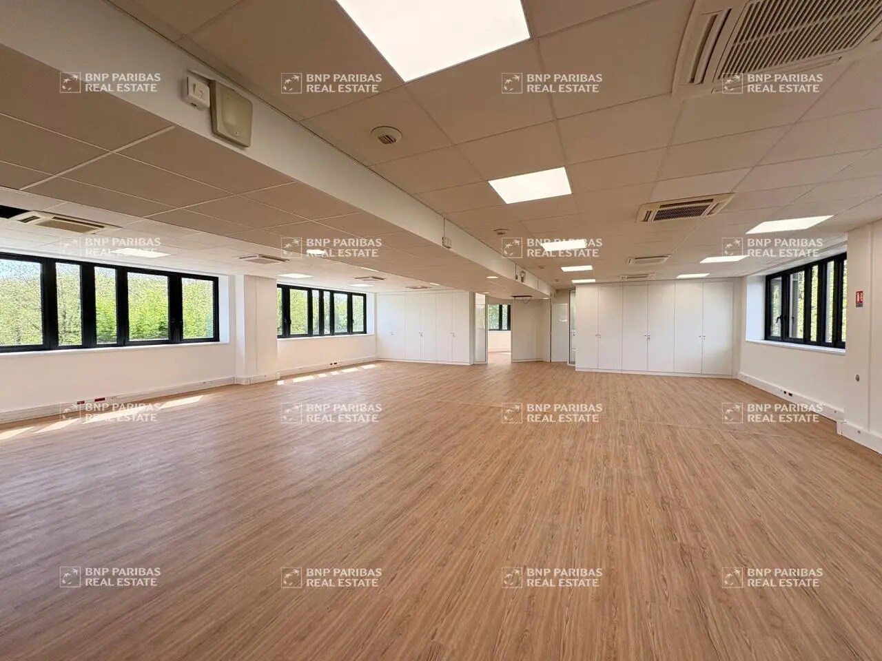 12 Rue Du Fort De Saint-Cyr, Montigny-le-Bretonneux for lease Interior Photo- Image 1 of 12