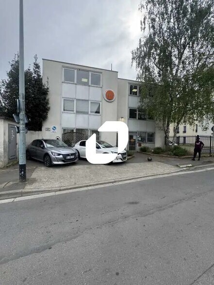 Bureau dans Bobigny à louer - Photo du bâtiment - Image 1 de 8