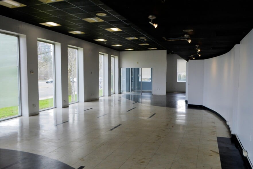 10 Robertson Ave, White Plains, NY for lease - Building Photo - Image 2 of 7