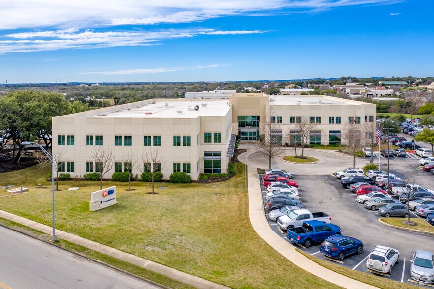 5859 Farinon Dr, San Antonio, TX à louer - Photo du bâtiment - Image 2 de 5