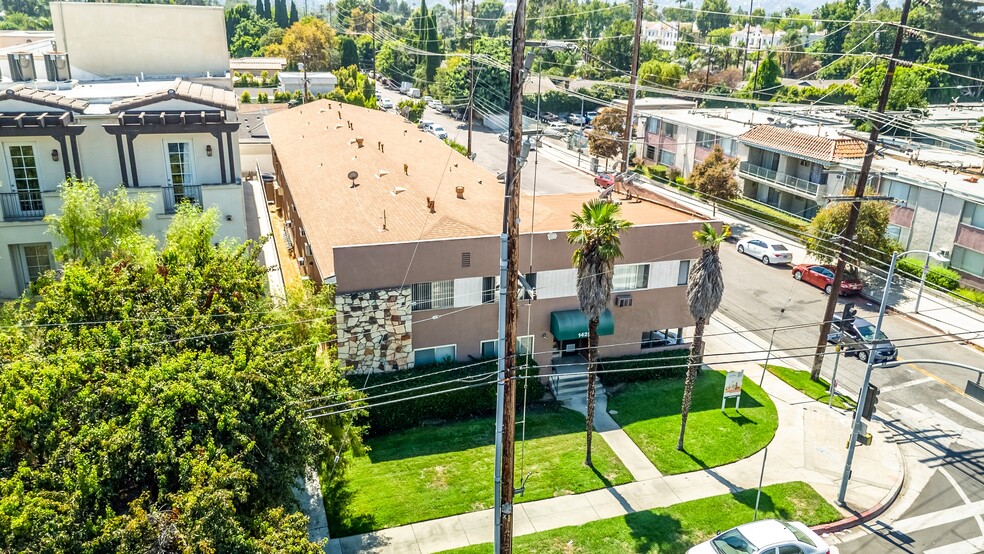 14254 Burbank Blvd, Van Nuys, CA à vendre - Photo du bâtiment - Image 2 de 12