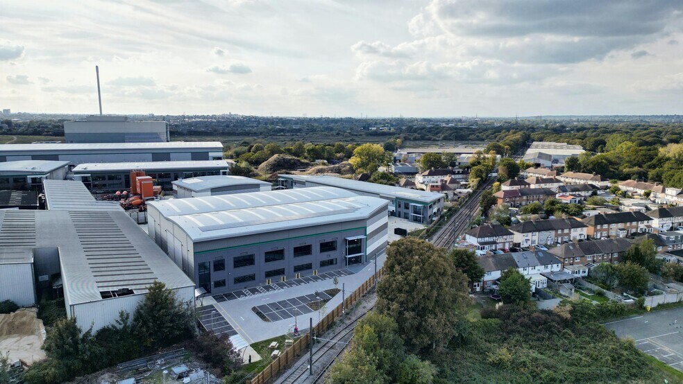 156 Beddington Ln, Croydon à louer - Photo du bâtiment - Image 2 de 89