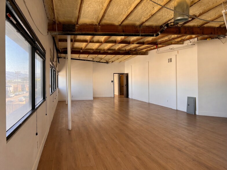 14732 Lull St, Van Nuys, CA à vendre - Photo du bâtiment - Image 2 de 11