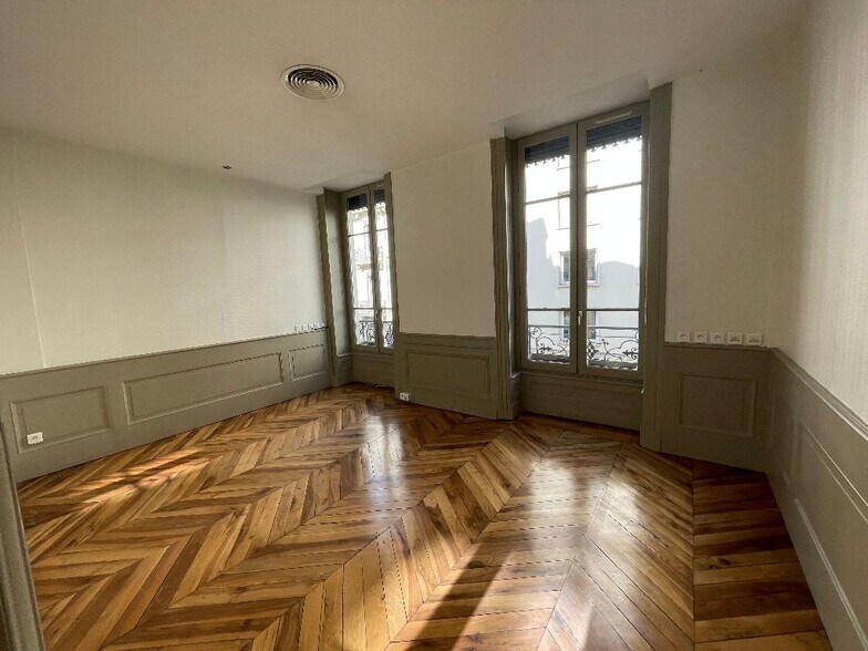 55 Rue Président Edouard Herriot, Lyon for lease - Interior Photo - Image 2 of 6