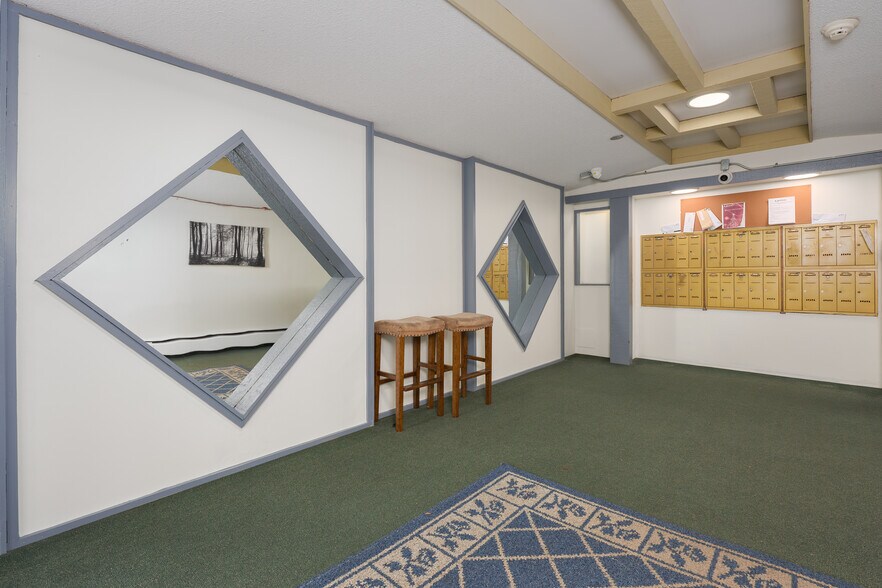 254 3rd St W, North Vancouver, BC à vendre - Photo du bâtiment - Image 3 de 13