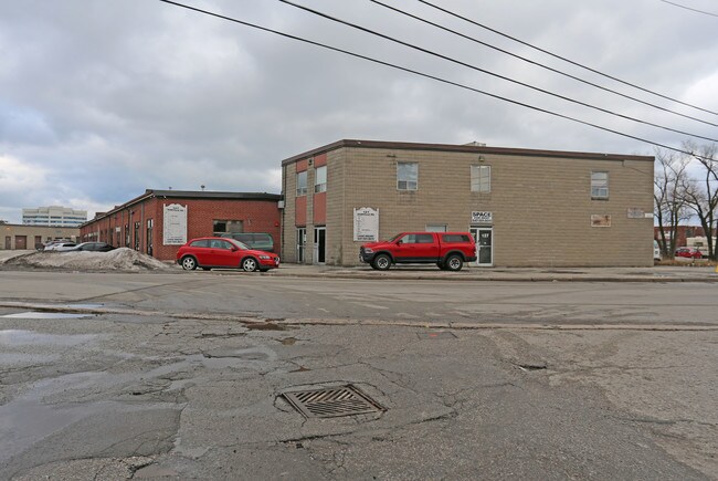 Plus de détails pour 127 Manville Rd, Toronto, ON - Bureau à louer