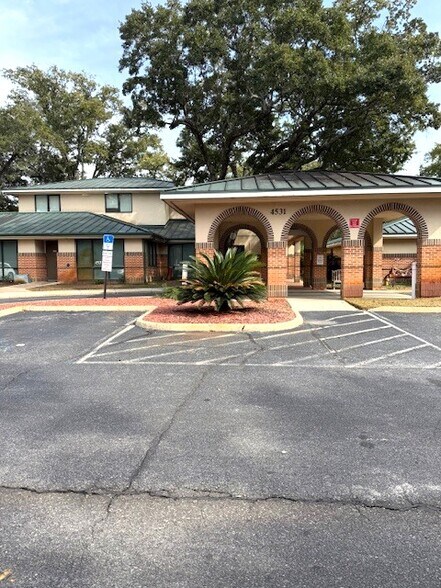 4531 N Davis Hwy, Pensacola, FL à louer - Photo principale - Image 1 de 20