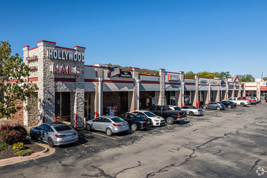 2612-2630 W Martin Luther King Jr Blvd, Fayetteville, AR à louer - Photo du bâtiment - Image 2 de 4