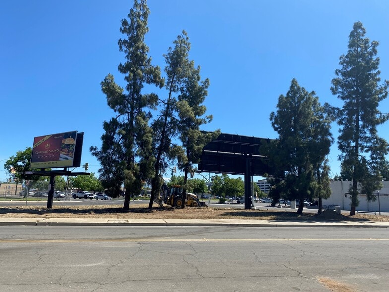 75 N Blackstone Ave, Fresno, CA for lease - Building Photo - Image 2 of 6