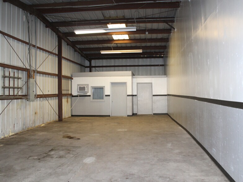 13215 N Nebraska Ave, Tampa, FL à louer - Photo du bâtiment - Image 3 de 7