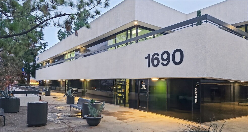 1690 W Shaw Ave, Fresno, CA à louer - Photo du bâtiment - Image 3 de 17