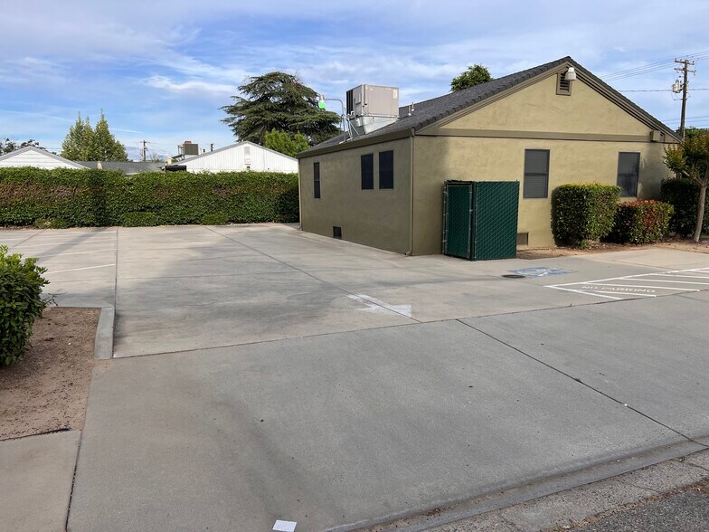 2450 E Whitmore Ave, Ceres, CA à louer - Photo du bâtiment - Image 2 de 14