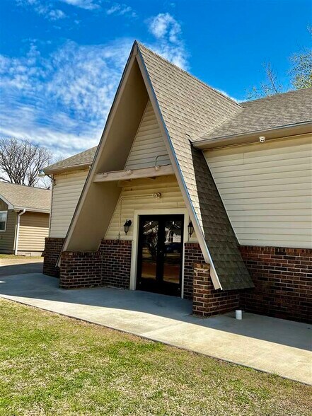 206 N 2nd St, Tonkawa, OK à vendre - Photo du bâtiment - Image 2 de 9