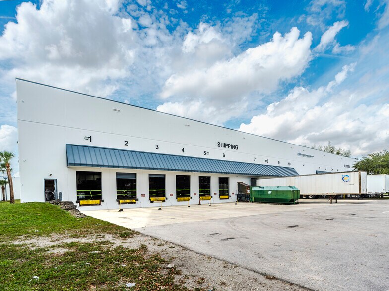 5255 NW 159th St, Miami Lakes, FL à louer - Photo du bâtiment - Image 3 de 4