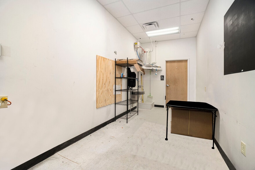 2363-2365 Vintage Ct, Excelsior Springs, MO for lease - Interior Photo - Image 2 of 7